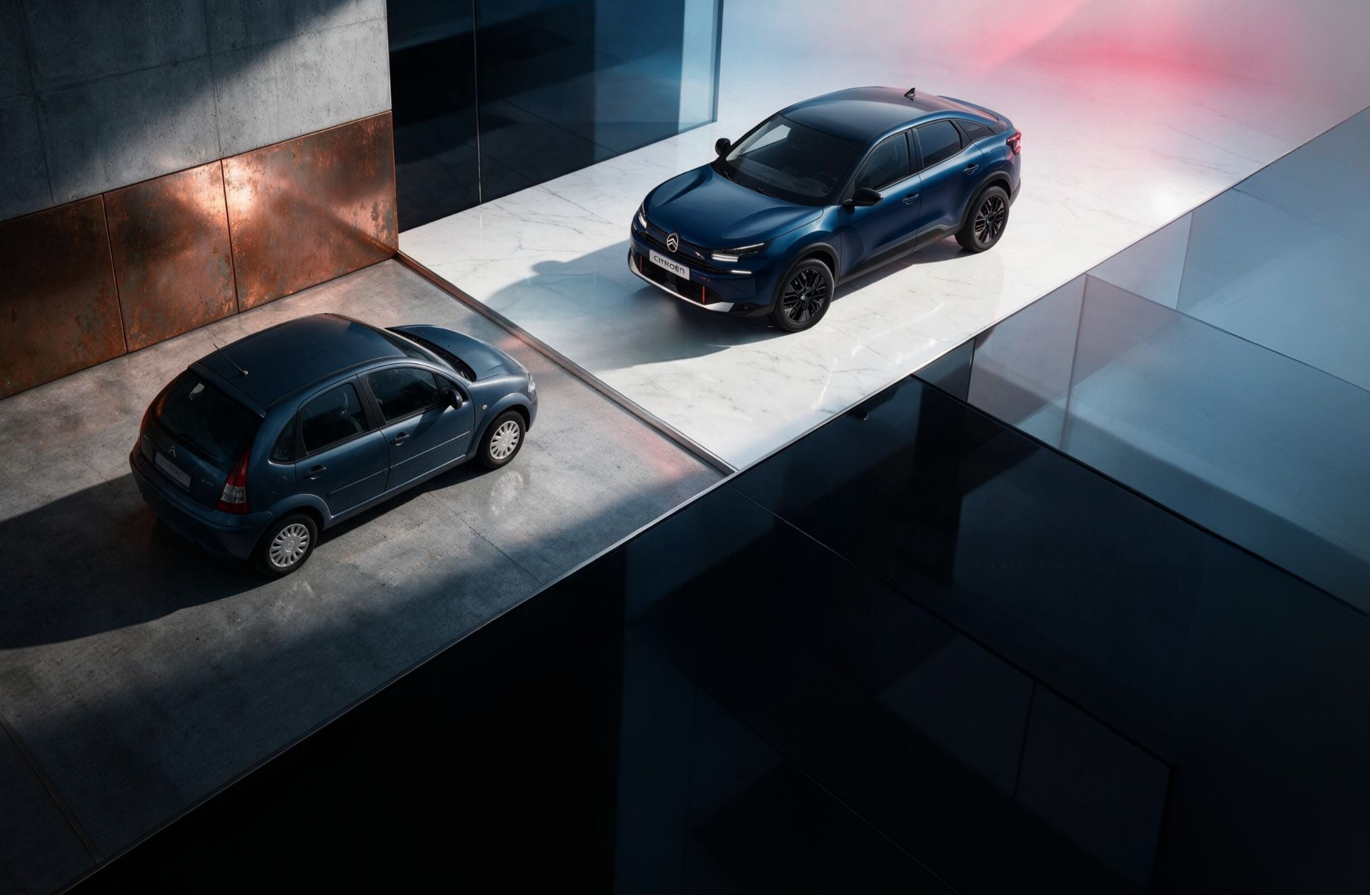 Citroen C4 и предходно поколение Citroen C4 в модерен архитектурен интериор